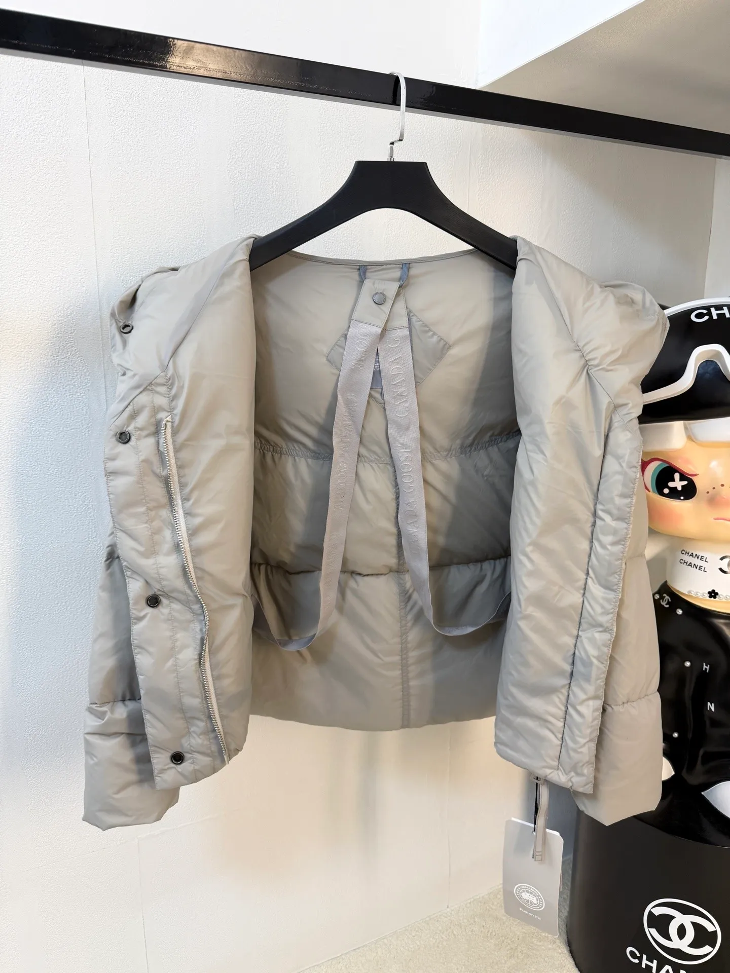P1100 Top-quality original Canada Goose new model for autumn and winter. It is warm and has no sense of restraint. It is made of national standard 90 white duck down. It is light and elegant, giving you all-round warmth! The appearance of the upper body is more classy and stylish, allowing warmth and grace to go hand in hand. The multiple car lines on the center line are strict and symmetrical, keeping warm and waiting. The logo on the chest embellishes the whole piece! The unique taste goes deep into the bone marrow. It is age-reducing and full of warmth. It has a simple and elegant look and has the same color for men and women. Black Gray Size: XS-S M L
